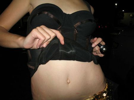 નાભિની ગમે તેવી હોય પરંતુ તેનો વચ્ચેનો પોઇન્ટ બહાર હોય 