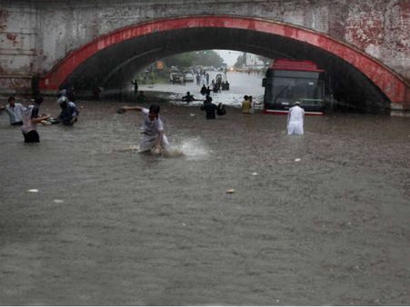દિલ્હીવાસી ઉઠાવી રહ્યાં છે રિમઝીમ-રિમઝીમ વરસાદનો લુત્ફ