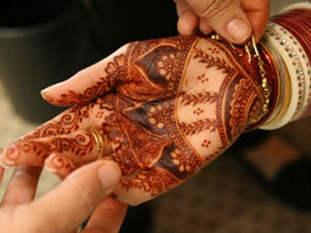 27 કલાક, 420 હાથોમાં મહેંદી, યુવકો તોડ્યો મહિલાનો રેકોર્ડ