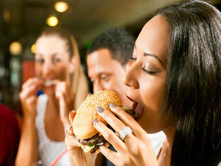 ભોજનમાં ઝંકફૂડ ખાવું 