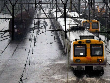 ભારે વરસાદના લીધે મુંબઇ બન્યું બેહાલ, મોટાભાગના વિસ્તારો પાણીમાં ગરકાવ