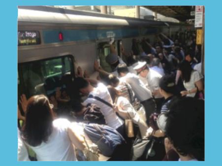 મુસાફરોએ 32 ટનની ટ્રેન કાર ઉંચકી ટોકિયોમાં મહિલાનો જીવ બચાવ્યો