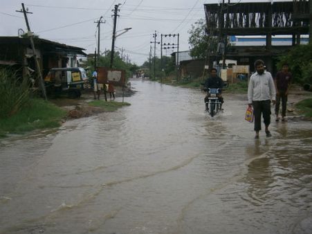 અનેક સ્થળોએ પાણી ભરાયા