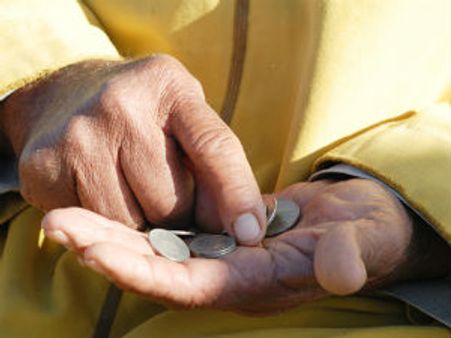 ફરી ઉડી ગરીબીની મજાકઃ 28 રૂપિયા કમાનાર નથી ગરીબ