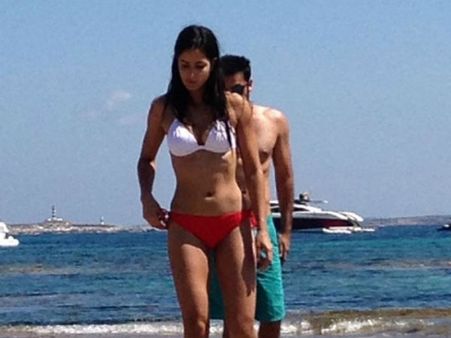 વ્હાઇટ એન્ડ રેડ બીકિનીમાં કૅટરીના