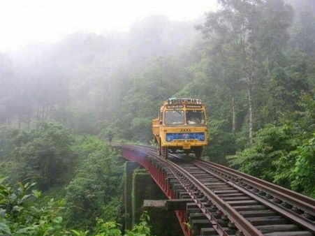 રેલના ટ્રેક પર રમૂજી ટ્રક