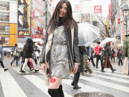 પૈસા માટે જાંઘ વેચી રહી છે છોકરીઓ!