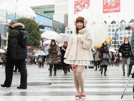 પૈસા માટે જાંઘ વેચી રહી છે છોકરીઓ!