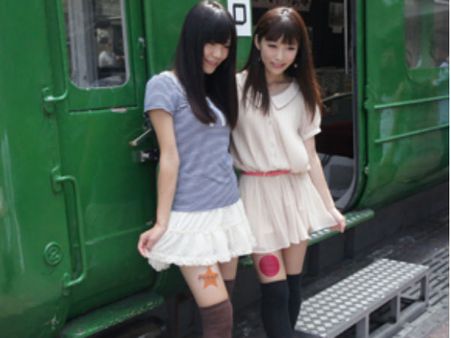 પૈસા માટે જાંઘ વેચી રહી છે છોકરીઓ!