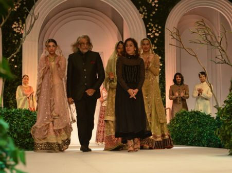 મીરા અને મુઝફ્ફર અલી પોતાના મોડલ્સ સાથે મીરા અને મુઝફ્ફર અલી પોતાના મોડલ્સ સાથે