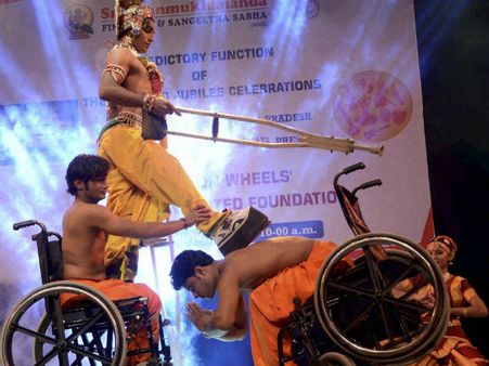 વ્હીલ ચેર પર ભરતનાટ્યમ