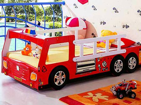 શાનદાર રંગ અને ફૂલની પાંખડીઓથી સજેલો બેડ