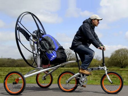 આકાશમાં ઉડતી પેરાગ્લાઇડિંગ સાયકલ