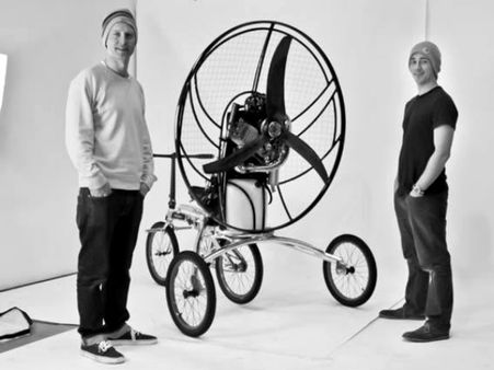 આકાશમાં ઉડતી પેરાગ્લાઇડિંગ સાયકલ