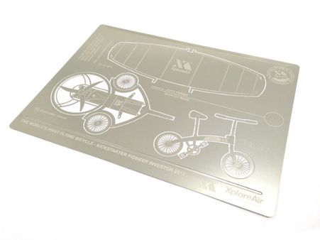 આકાશમાં ઉડતી પેરાગ્લાઇડિંગ સાયકલ