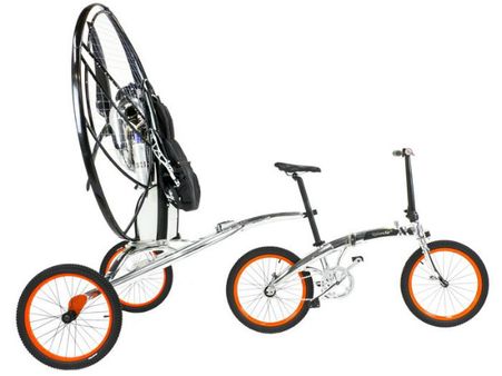 આકાશમાં ઉડતી પેરાગ્લાઇડિંગ સાયકલ