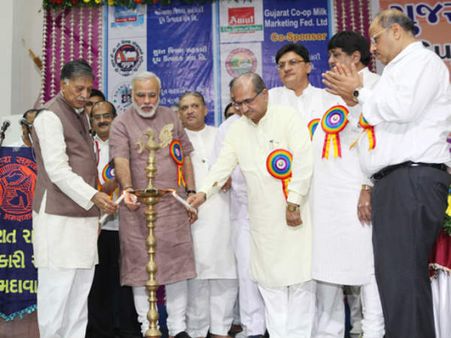 કેન્દ્ર સરકાર કૃષિ-પશુપાલન અને ડેરી ઉદ્યોગનું માળખું છિન્નભિન્ન કરી રહી છેઃ નરેન્દ્ર મોદી