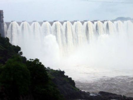 ગુજરાતમાં નર્મદા ડેમ સહિતના 13 ડેમ વરસાદી પાણીથી છલકાયા