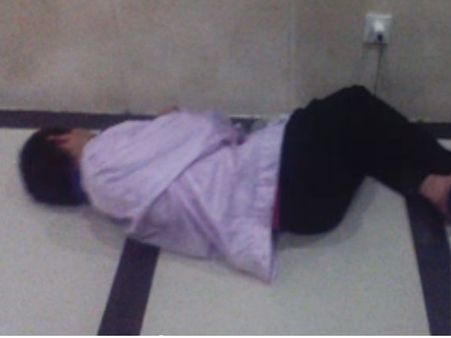 જમીન પર ઉંઘેલો કર્મી