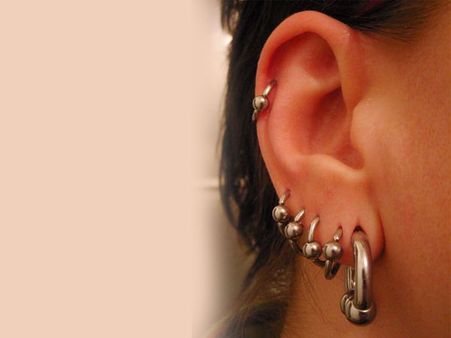 જમણા કાન પર 