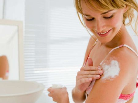 વધારે પડતી સ્કિન શોઅપ કરતી મહિલાઓ