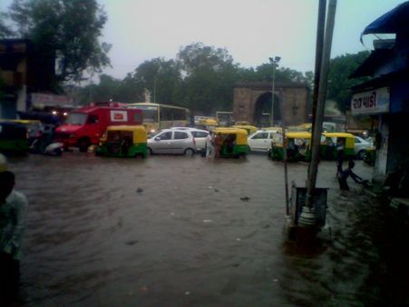 વાહનવ્યવહાર ખોરવાયો
