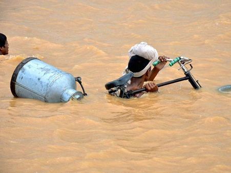 પાણીમાંથી પસાર થતો આમ આદમી