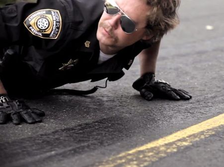 પોલીસકર્મીએ પોતાનું હુનર દર્શાવ્યું