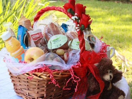 ખુશ્બુદાર વસ્તુઓથી ભરેલું બાસ્કેટ