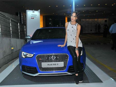 ઑડી આરએસ5 સાથે મોડલ ઑડી આરએસ5 સાથે મોડલ