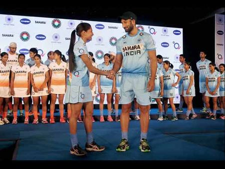 ભારતીય હોકી ટીમોના ડ્રેસકોડ બદલાયા તે વખતની તસવીર