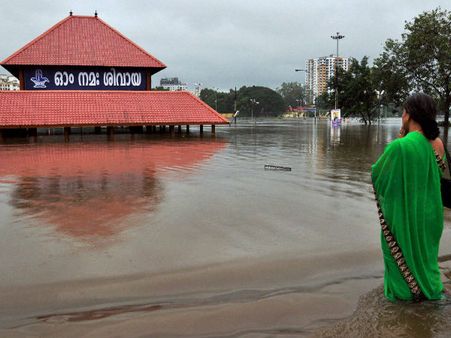  મંદિર પાસે ભક્તોજનો