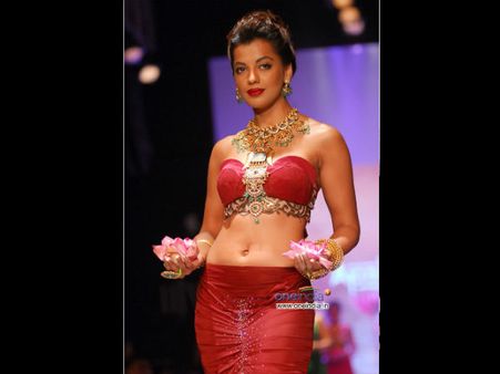 મુગ્ધાનું મંત્રમુગ્ધ કરી દે તેવુ રેમ્પ વોક