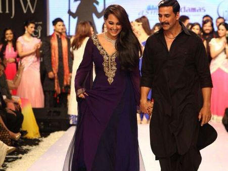 અક્ષય અને સોનાક્ષીનું રેમ્પ વોક