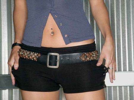 ડાબી તરફ નમેલી નાભિ 