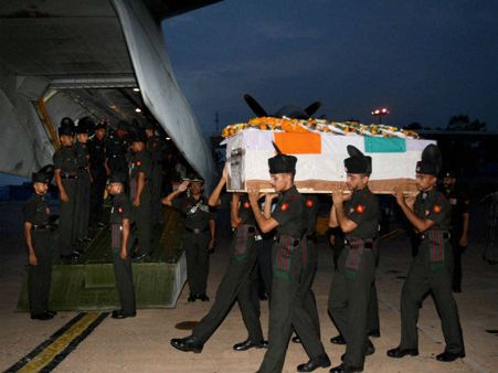આર્મી જવાનો દ્વારા લઇ જવામાં આવી રહેલું શહીદનું કોફિન
