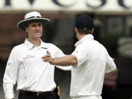 અમ્પાયર સાથે દલીલ