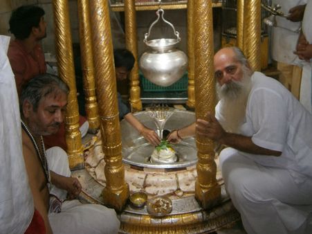 શિવલિંગ પર જળાભિષેક 