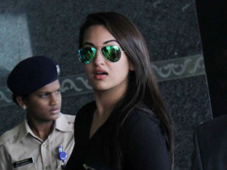 ડાબે ટ્વિંકલ, તો જમણે સોના