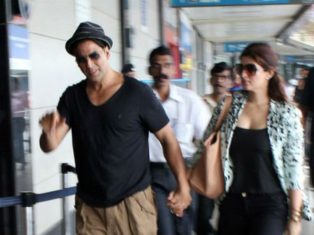 Pics : ડાબે ટ્વિંકલ-જમણે સોના : અક્ષય ઉપડ્યાં દુબઈ!