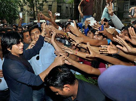 Pics : ચેન્નઈ એક્સપ્રેસ હિટ : શાહરુખ પણ ખુશ ને ફૅન્સ પણ