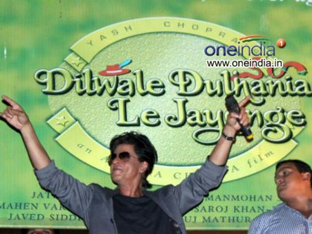 ફેન્સ સાથે મસ્તી કરી રહેલો કિંગ ખાન