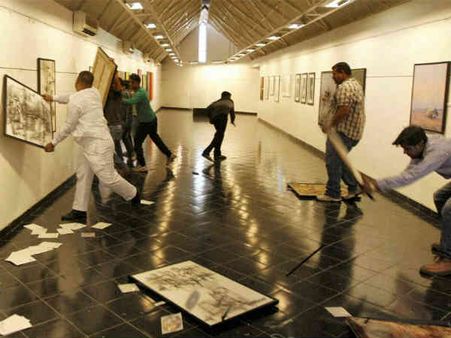 અમદાવાદની ગુફામાં VHPની તોડફોડ