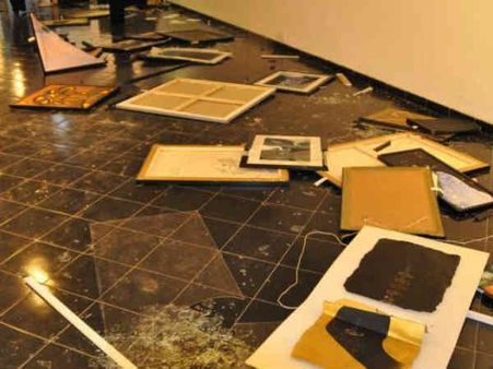 અમદાવાદની ગુફામાં VHPએ તોડફોડ કરી