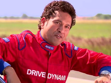 વીડિયોમાં સચિન ચલાવી રહ્યાં છે આ કાર