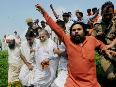 વિહિપ નેતા અને સાધુઓની ધરપકડ વિહિપ નેતા અને સાધુઓની ધરપકડ