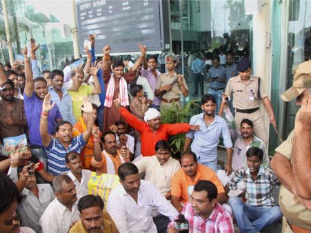 લખનઉ એરપોર્ટ બહાર વિરોધ પ્રદર્શન લખનઉ એરપોર્ટ બહાર વિરોધ પ્રદર્શન