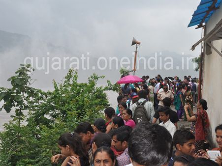 ડેમને જોવા ઉમટ્યુ માનવ મહેરામણ