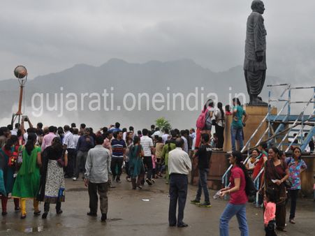 નર્મદા ડેમમાં લોકોની ભીડ