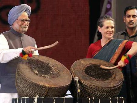 સરકાર જાહેરાતો કરવામાં વ્યસ્ત